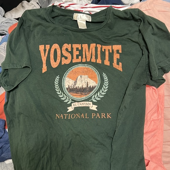 Hi! Im currently cleaning out closet and Im going to be selling some clothes. - Picture 3 of 5